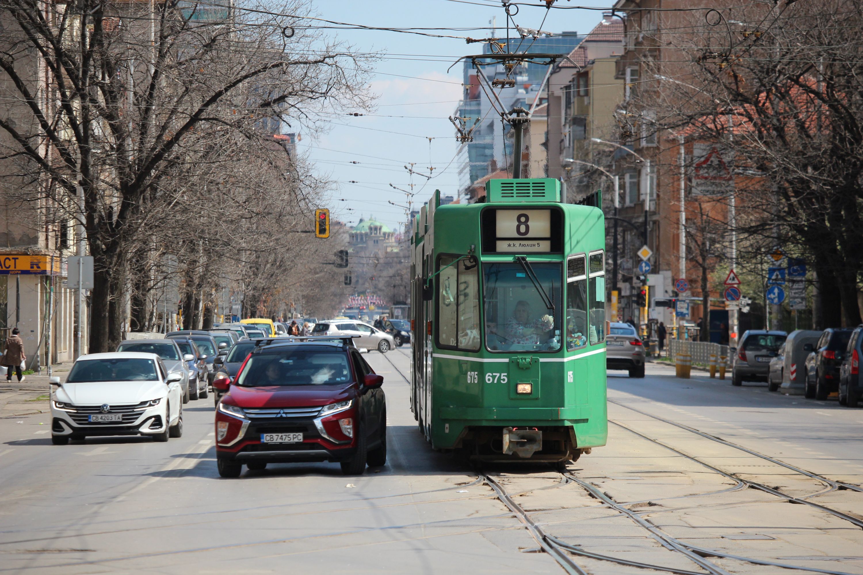 Schindler Be 4-6 #675 na linii 8 zbliża się do przystanku Buleward Konstantin Weliczkow (бул. Константин Величков) w Sofii (24 marca 2024)