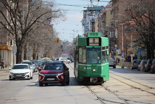 Schindler Be 4-6 #675 na linii 8 zbliża się do przystanku Buleward Konstantin Weliczkow (бул. Константин Величков) w Sofii (24 marca 2024)
