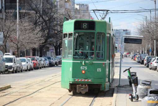 Schindler Be 4-6 #675 na linii 8 odjeżdża z przystanku Buleward Konstantin Weliczkow (бул. Константин Величков) w Sofii (24 marca 2024)