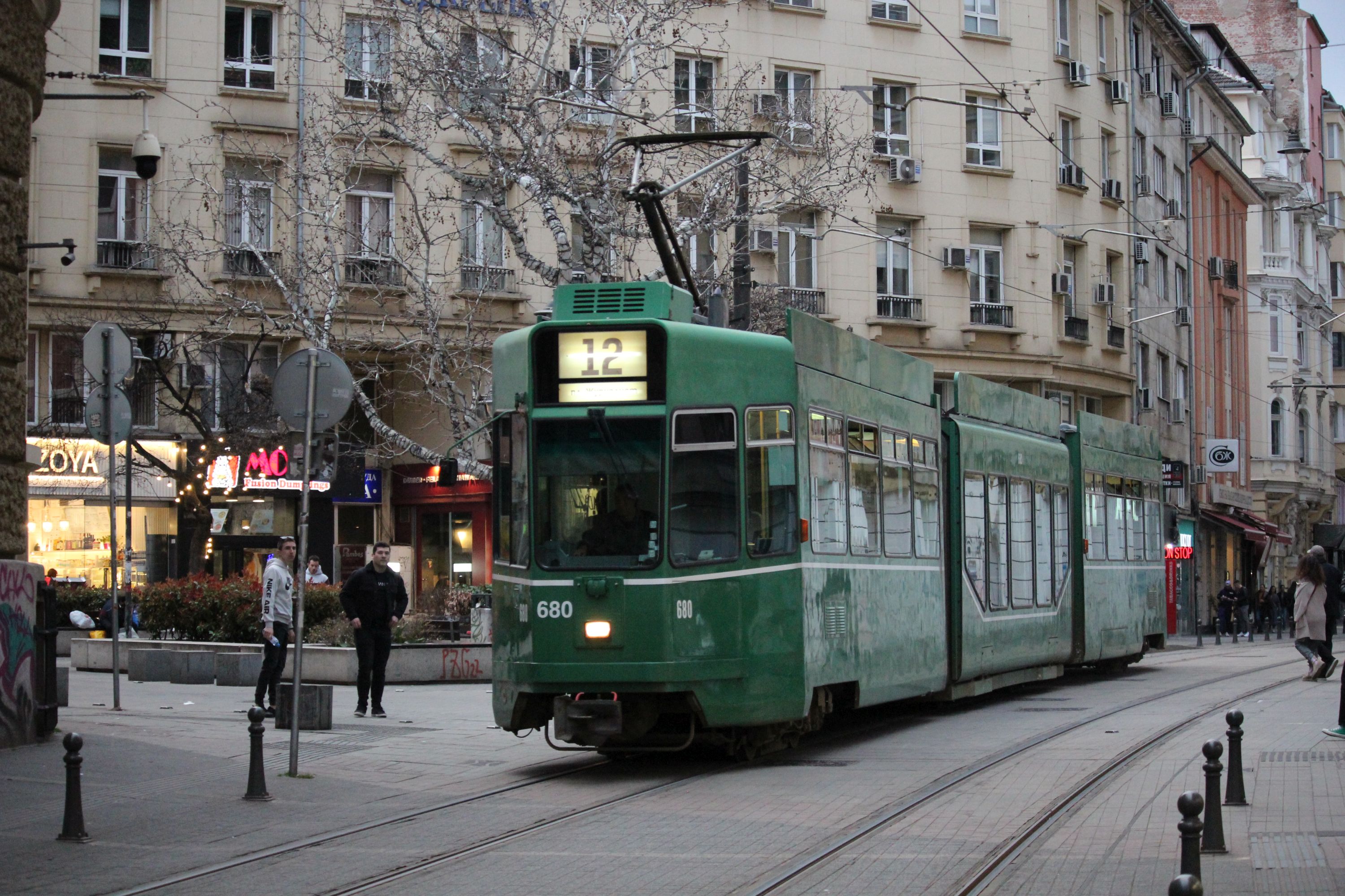Schindler Be 4-6 #680 na linii 12 na przystanku Plosztad Garibaldi (пл. Гарибалди) w Sofii (24 marca 2024)