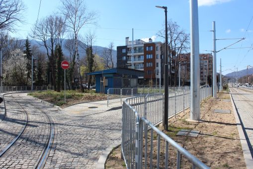 Pętla tramwajowa Buleward Nikoła Petkow (Булевардъ Никола Петков) w Sofii, w tle masyw Witoszy (24 marca 2024)