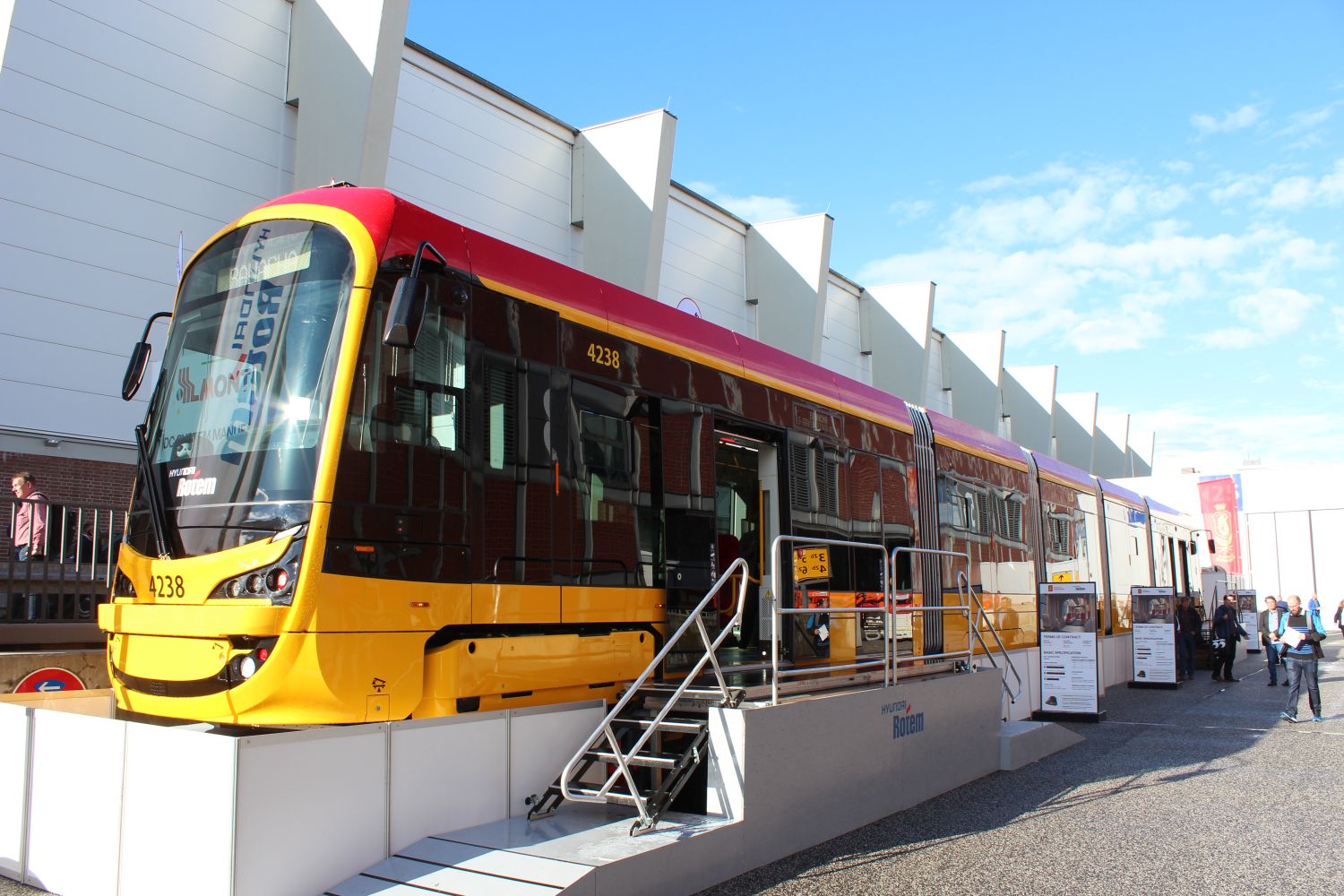 Hyundai Rotem 140N dla Warszawy na targach Inno Trans 2022