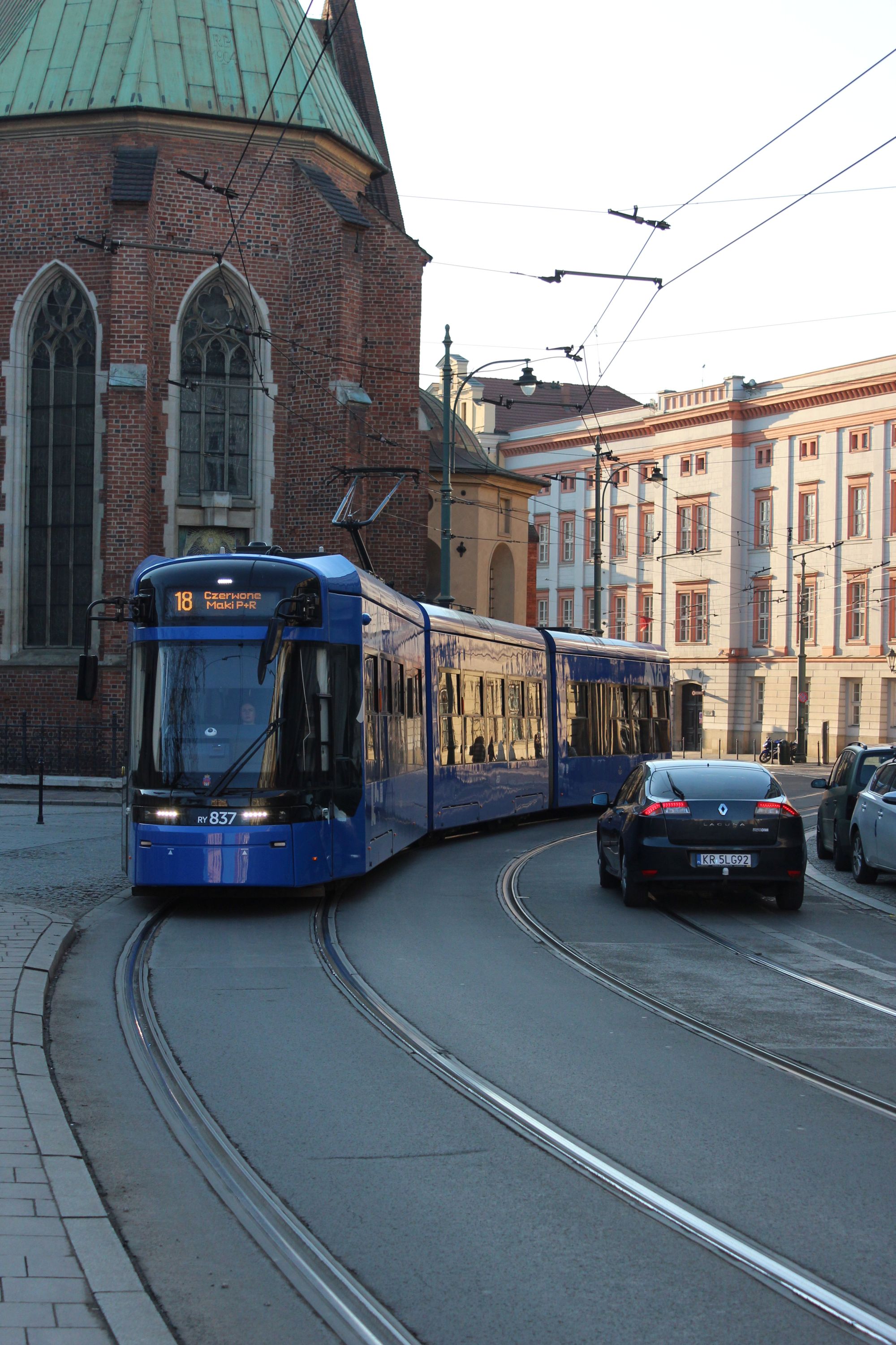 Stadler Tango Lajkonik #RY837 na linii 18 wjeżdża ulicą Franciszkańską na plac Wszystkich Świętych w Krakowie (12 marca 2022)