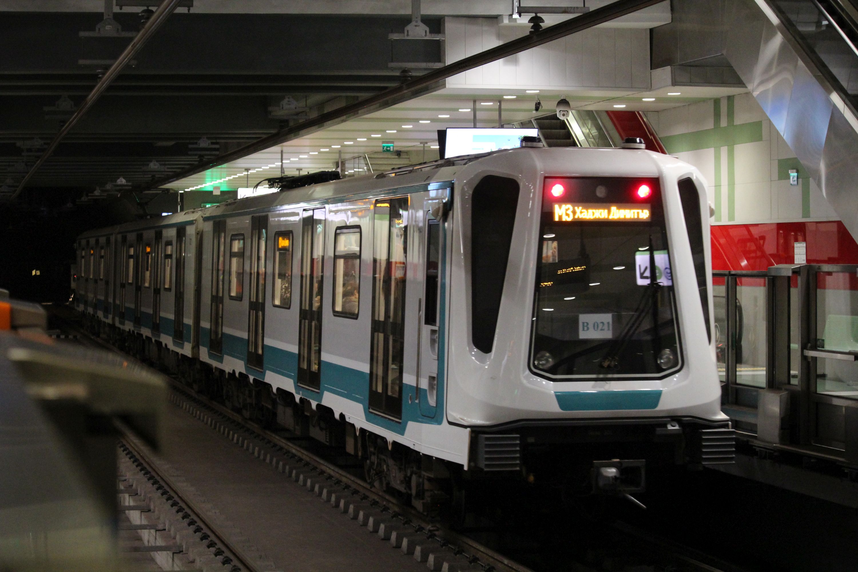 Pociąg metra Siemens Inspiro na stacji linii M3 Bulgarija (България) w Sofii (24 marca 2024)
