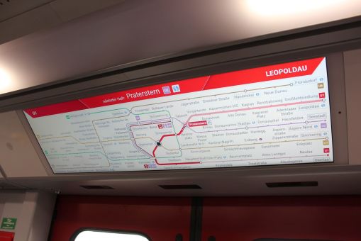 Informacja pasażerska w Siemensie X-Wagen dla metra w Wiedniu na targach Inno Trans 2022