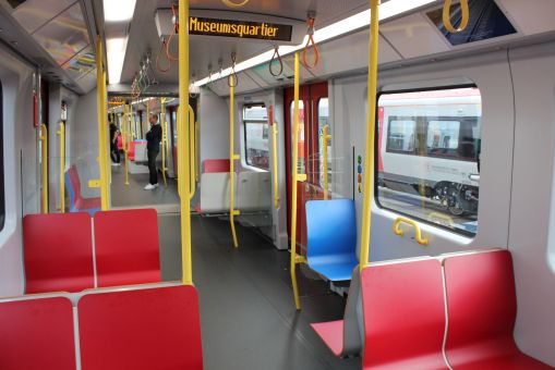 Wnętrze Siemensa X-Wagen dla metra w Wiedniu na targach Inno Trans 2022