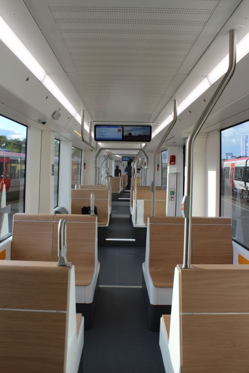 Wnętrze Stadlera Tina ST-15 dla Darmstadt na targach Inno Trans 2022