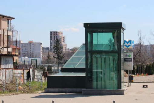 Wejście na stację metra linii M3 Owcza kupel (Овча купел) w Sofii (24 marca 2024)