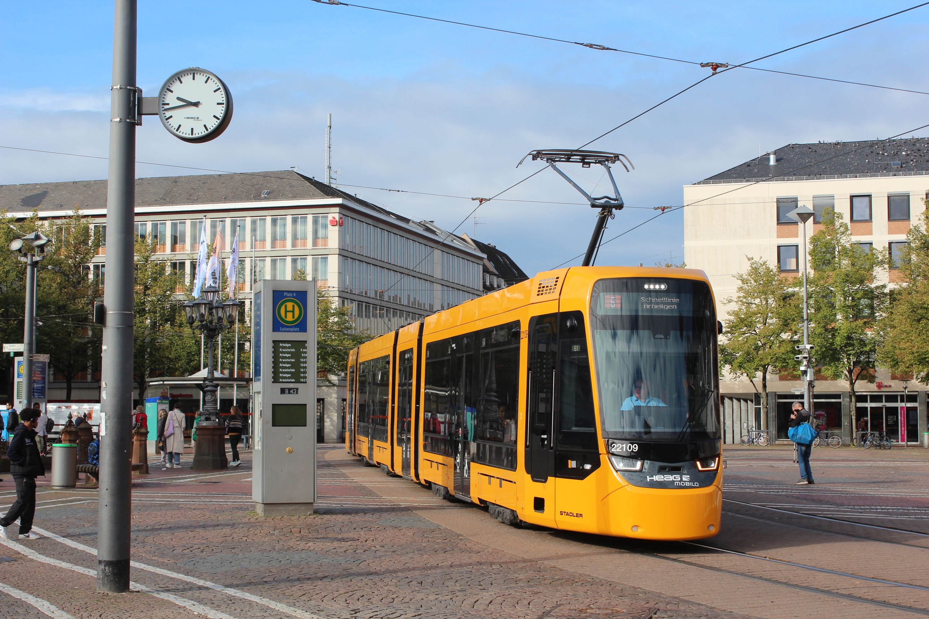 Stadler Tina ST-15 #22109 na linii 6 na przystanku Louisenplatz w Darmstadt (14 września 2024)