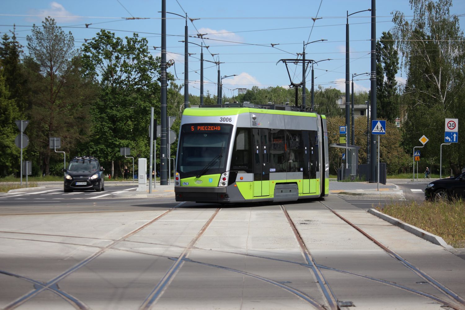 Solaris Tramino S111O #3006 na linii 5 w kierunku Pieczewa skręcający na placu Wielkiej Orkiestry Świątecznej Pomocy z ulicy Krasickiego w ulicę Wilczyńskiego (19 maja 2024)