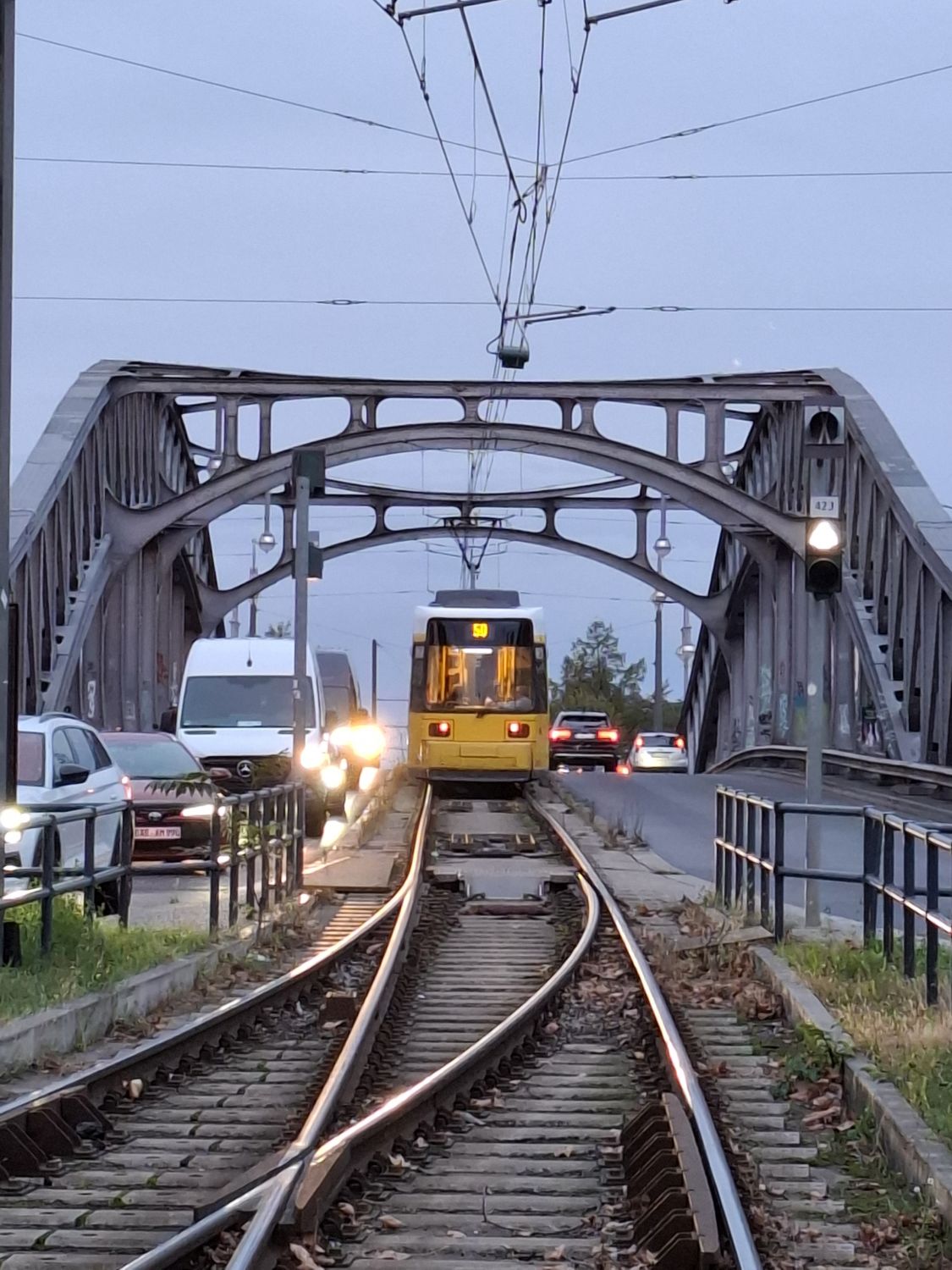 Bombardier Flexity Outlook Berlin na linii 50 na Bösebrücke nad stacją S-Bahn Bornholmer Strasse (26 września 2024)