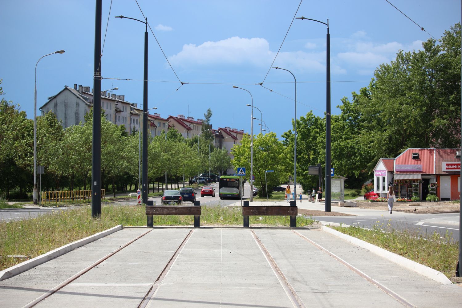 Kozły oporowe na końcu torowiska w ulicy Wilczyńskiego - widok w kierunku Jarot (19 maja 2024)