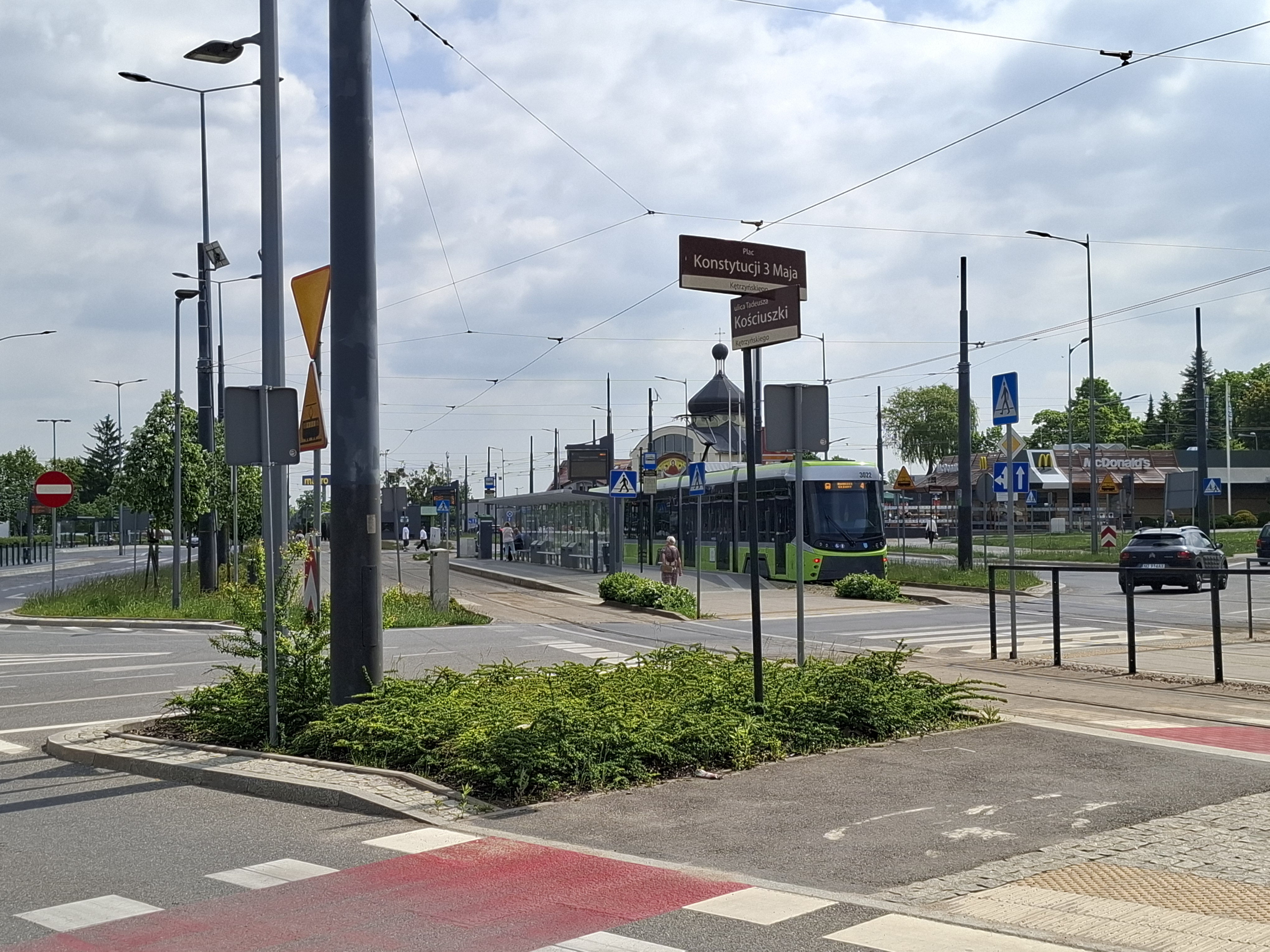 Durmazlar Panorama DRP5H05 #3022 na linii 4 kończy bieg na przystanku Dworzec Główny (24 maja 2026)
