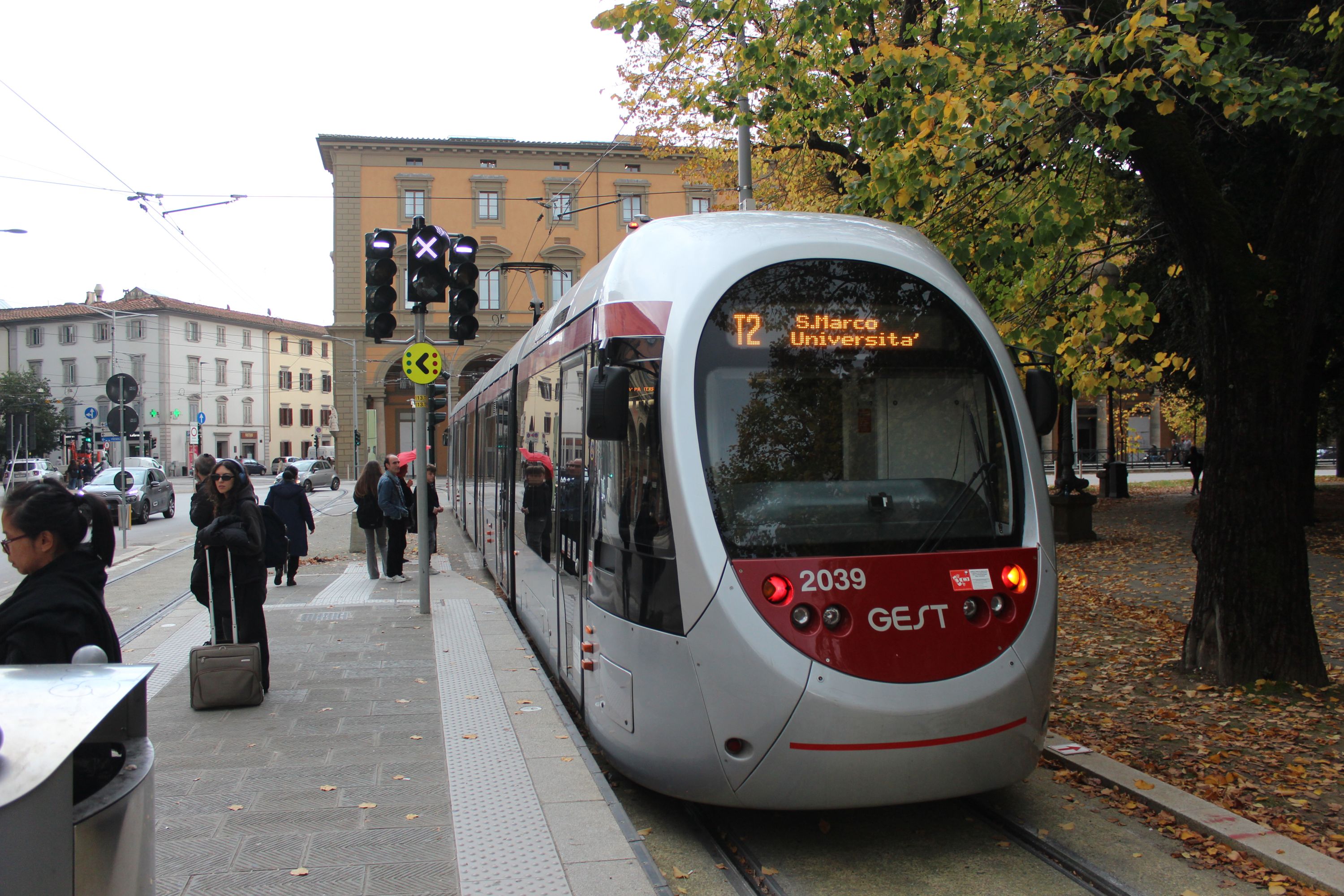 AnsladoBreda Sirio #2039 na linii T2 rusza w kierunku krańca San Marco Università z przystanku Libertà Parterre przy Piazza della Libertà we Florencji (29 października 2025)