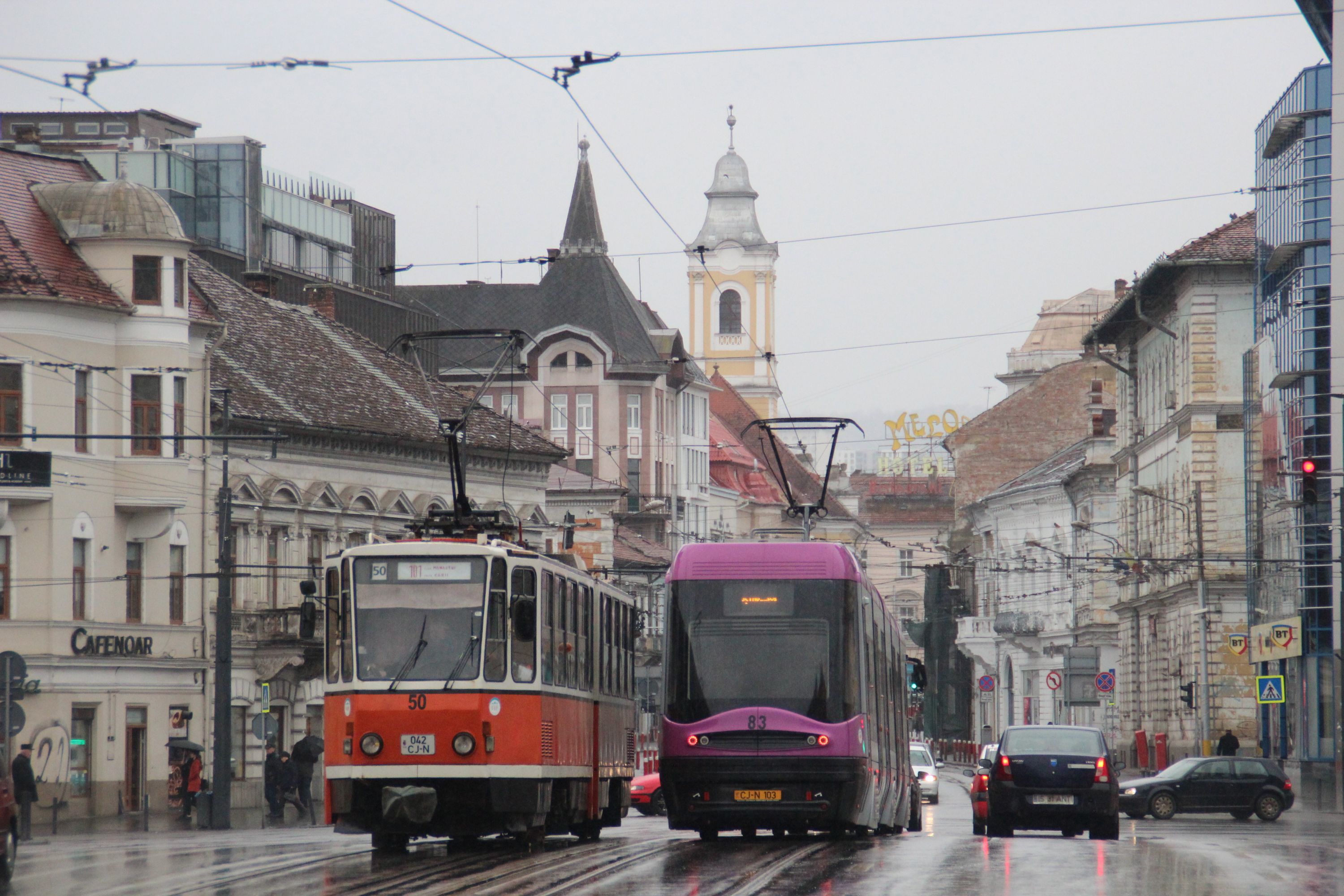 Tatra KT4D #50 (CJ-N 042) na linii 101 i Pesa Swing 120NaR #83 (CJ-N 103) także na linii 101 mijają się na Strada Regele Ferdinand (17 marca 2018)