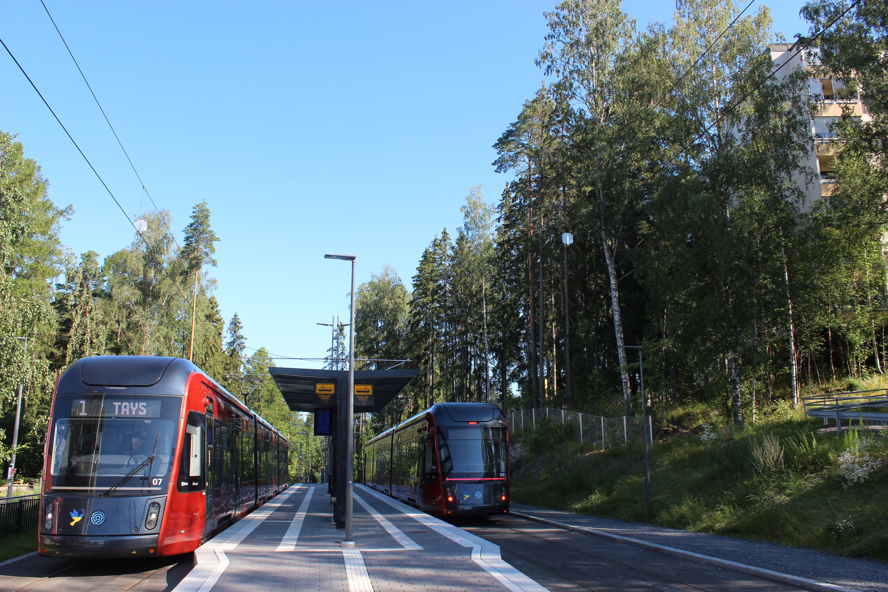 Škody Transtech Artic X34 #07 i #09 na linii 1 na przystanku końcowym Pyhällönpuisto w Tampere (17 lipca 2025)
