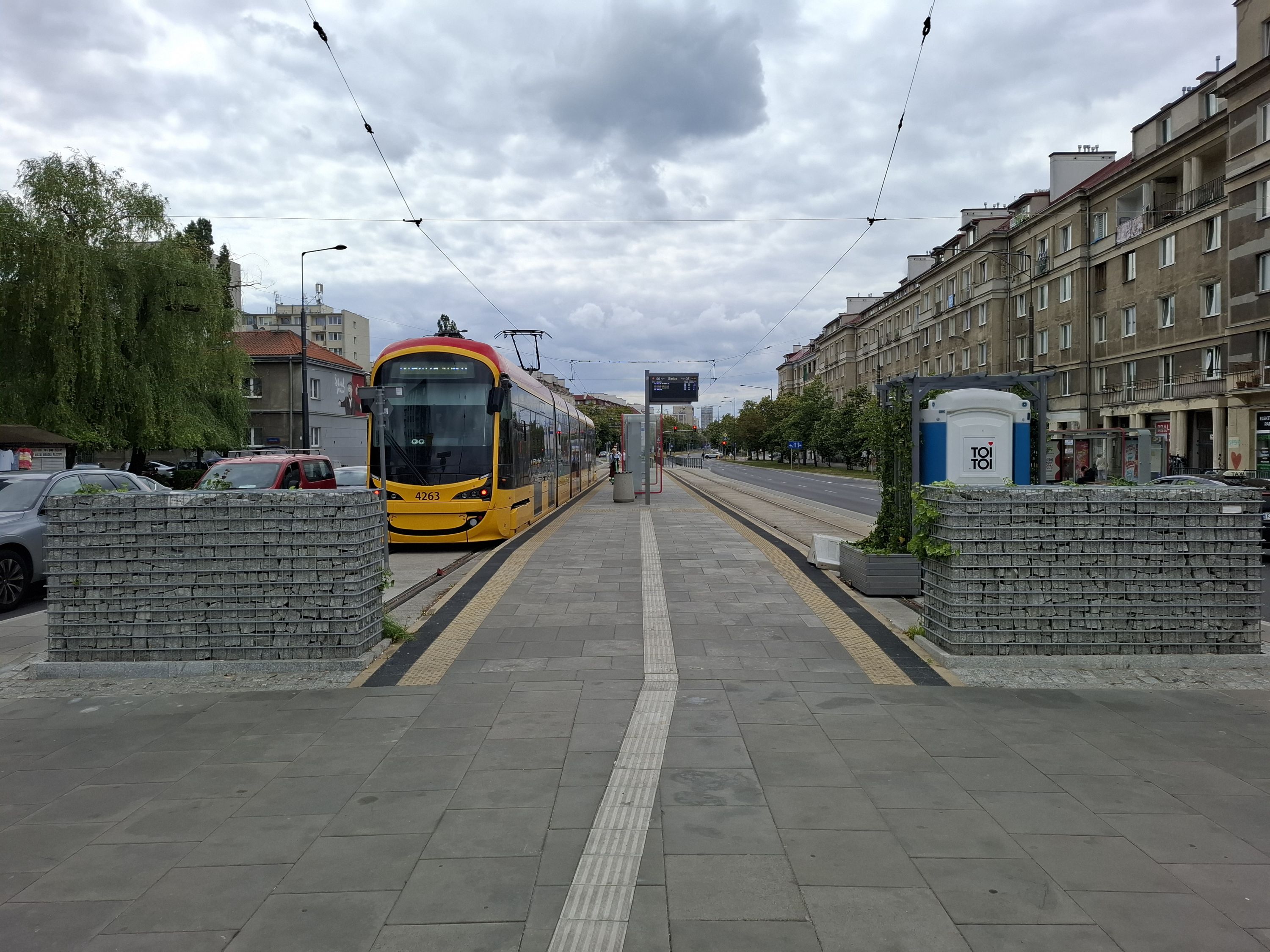 Hyundai Rotem 140N #4623 na linii 11 na przystanku początkowym Sielce w Warszawie (24 czerwca 2025)